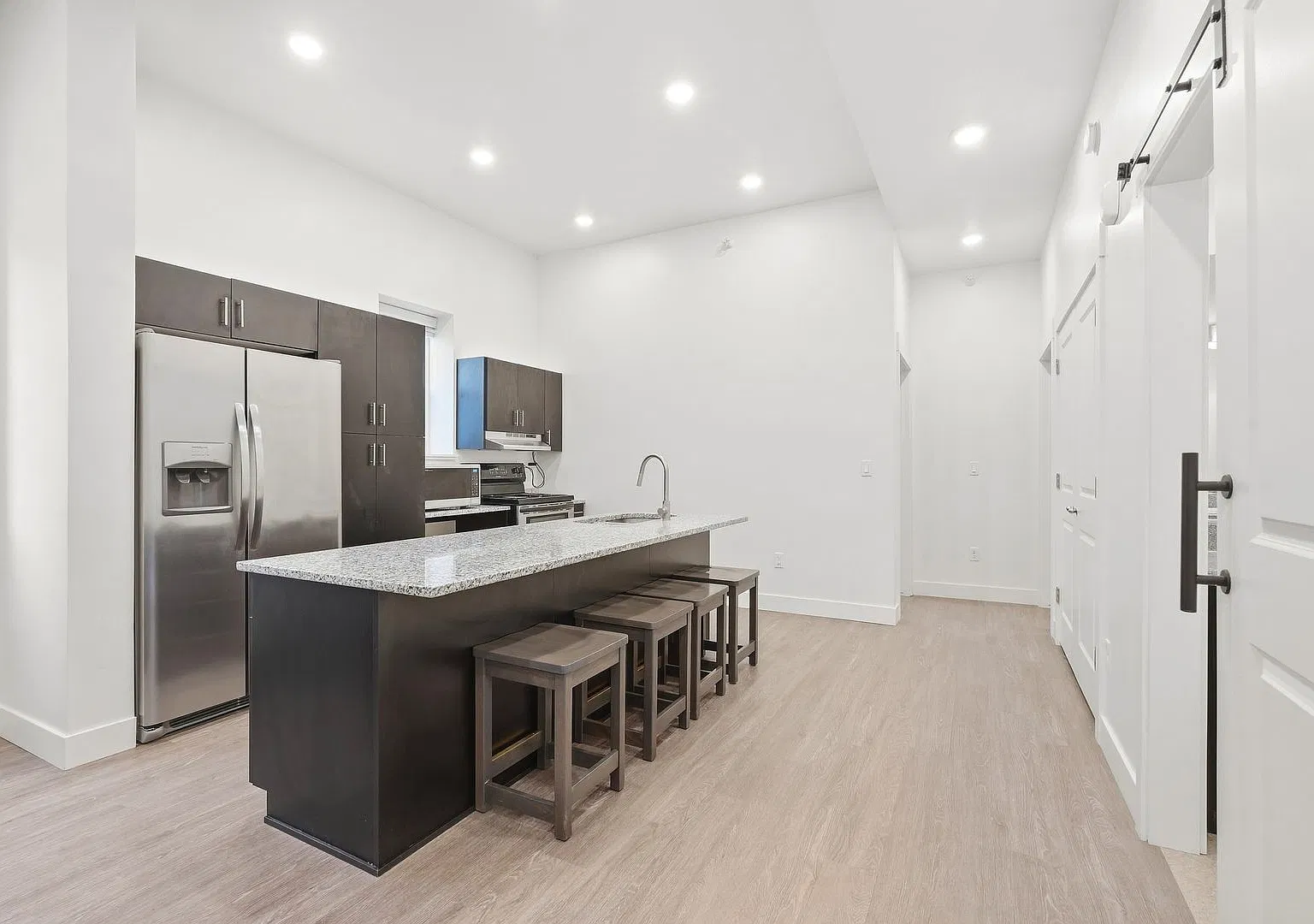 Modern, Furnished 4 BR/4 BA 1285 sq ft apartment 1 block from USU campus — Photo 1