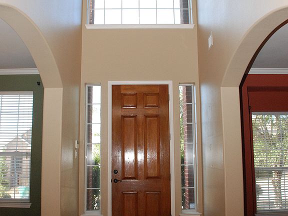 2 Story Foyer w HW Floors
