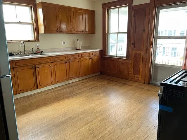 3 bed, 1600 sqft, $2,500 — Photo 2