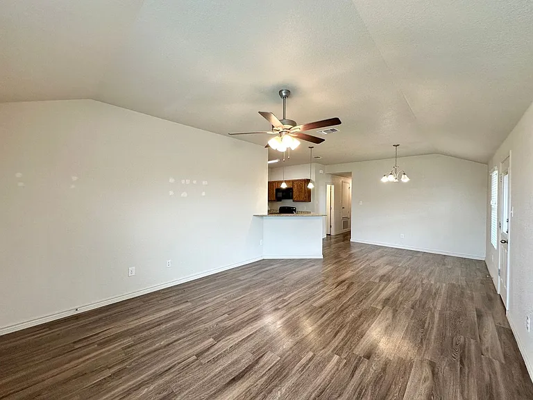 906 Childress Dr — Photo 2