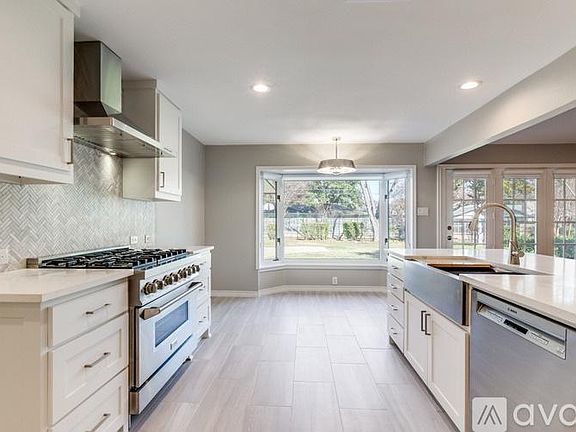 5th image of 3739 Vancouver Dr