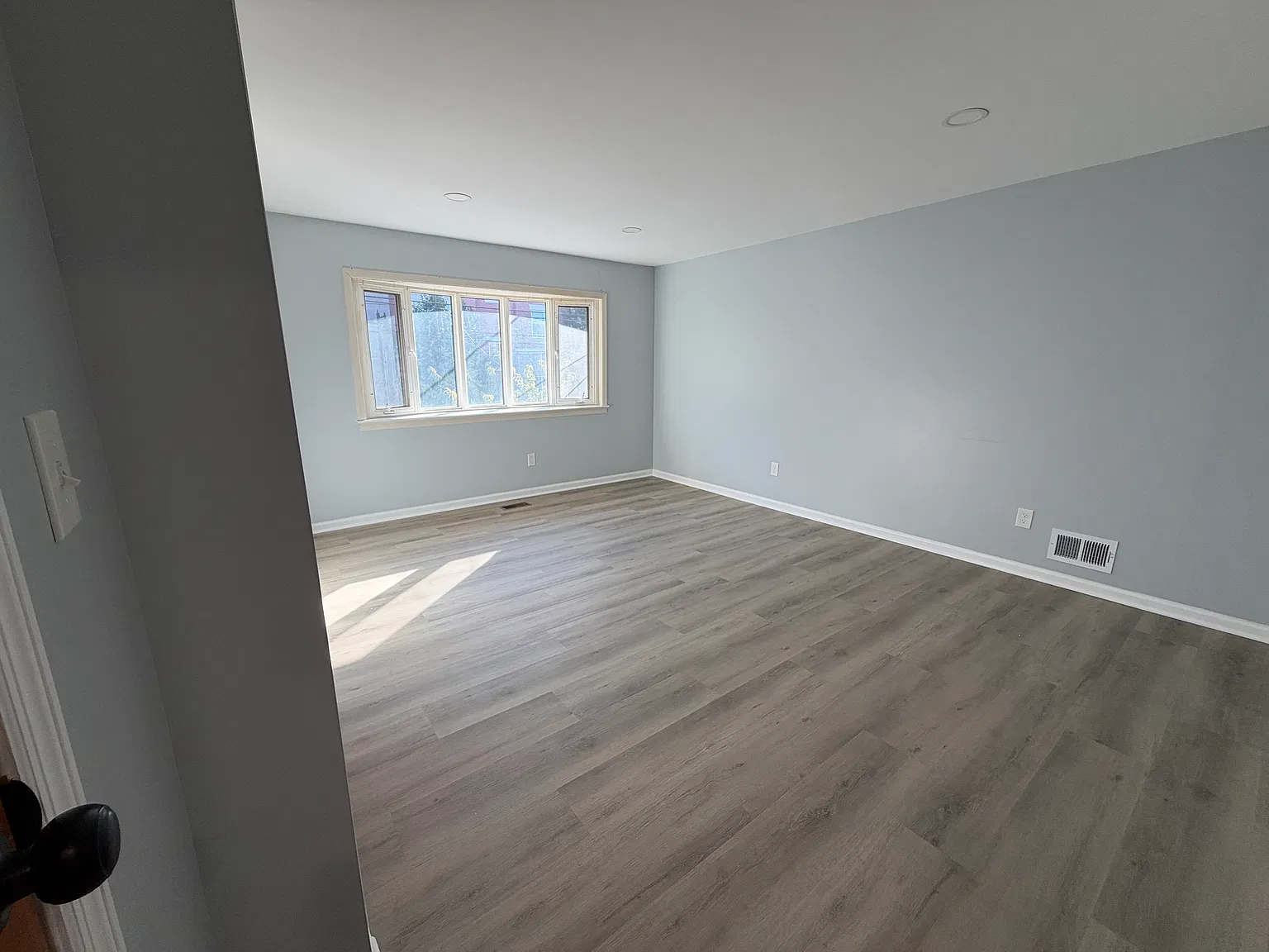 3 bed, 900 sqft, $2,800 — Photo 3