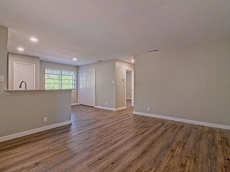 401 Hedgewood Dr #C — Photo 3