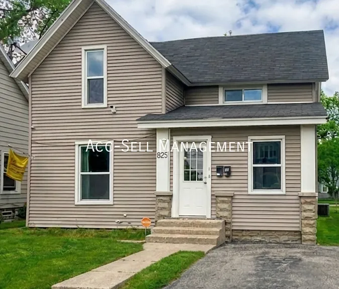 825 Evergreen St SE #WEST SIDE — Photo 1