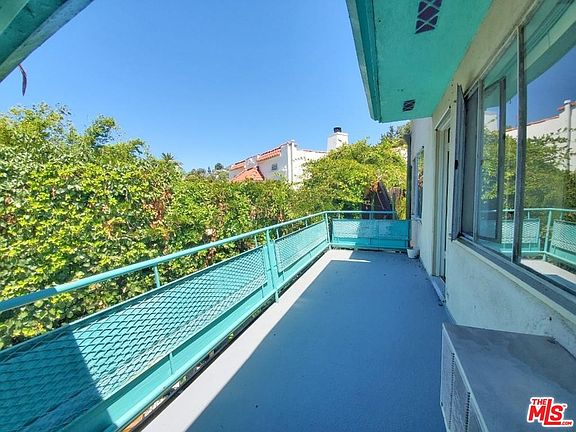 5th image of 2232 N Beachwood Dr #4A