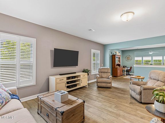 5th image of 606 Riverwood Drive SE