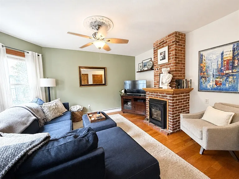 727 E 3rd St #1 — Photo 2