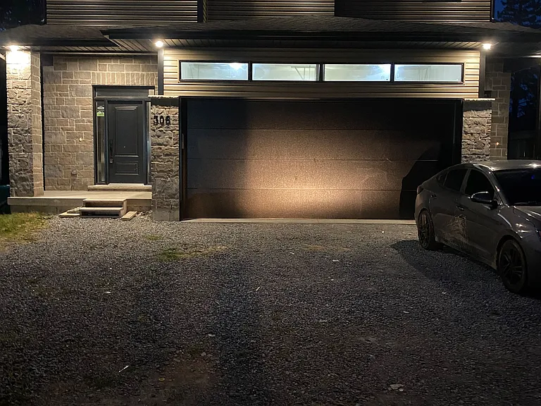 306 Jarvis St E — Photo 1