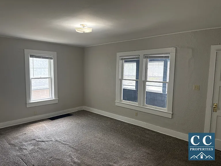 1210 Floyd Blvd — Photo 1
