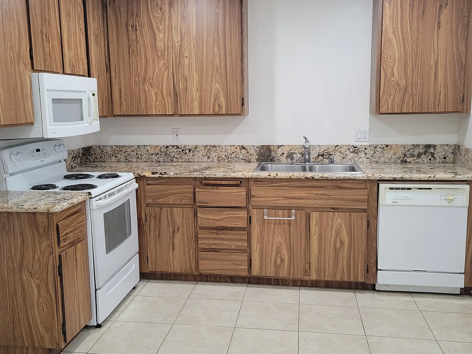 2 bed, 881 sqft, $2,500 — Photo 2