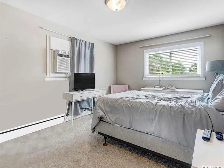 721 W Maple Rd — Photo 11