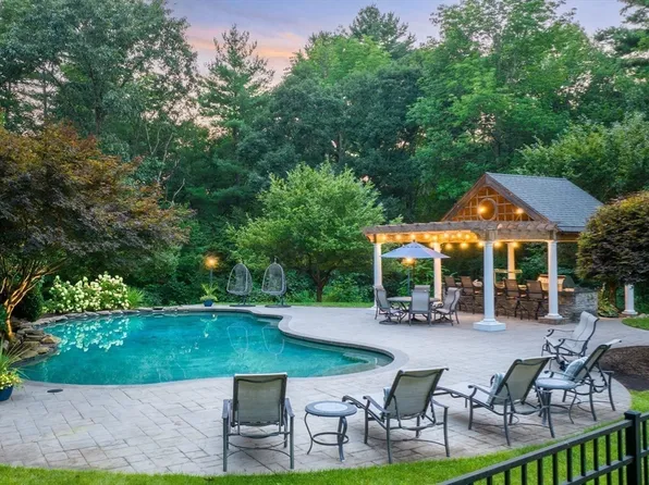 261 East St, Foxboro, MA 02035