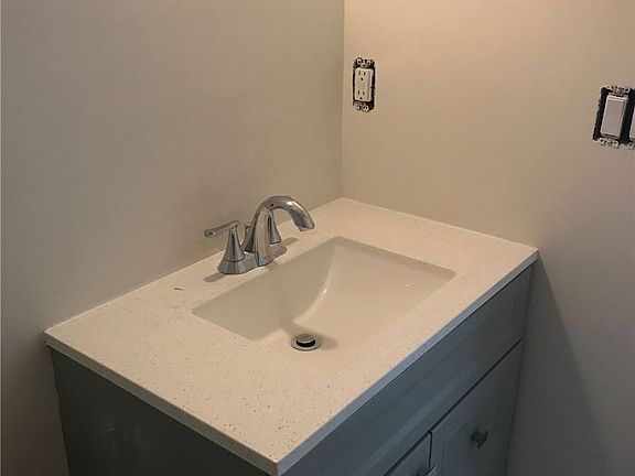 3rd image of 8 Glen Ln