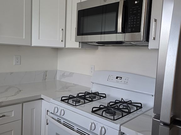 5th image of 453 W Windsor Rd APT D