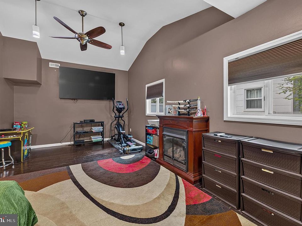 1st image of 23 Eastbrook Ln