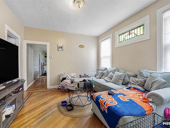 4th image of 226 Lawrence St