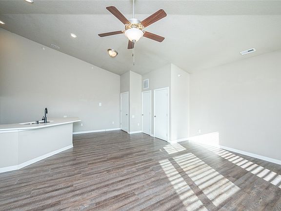 5th image of 2503 NE Oak Dr Unit 2