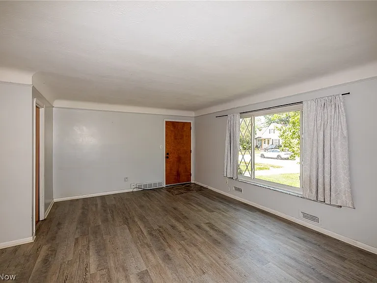 8221 Pelham Dr — Photo 14