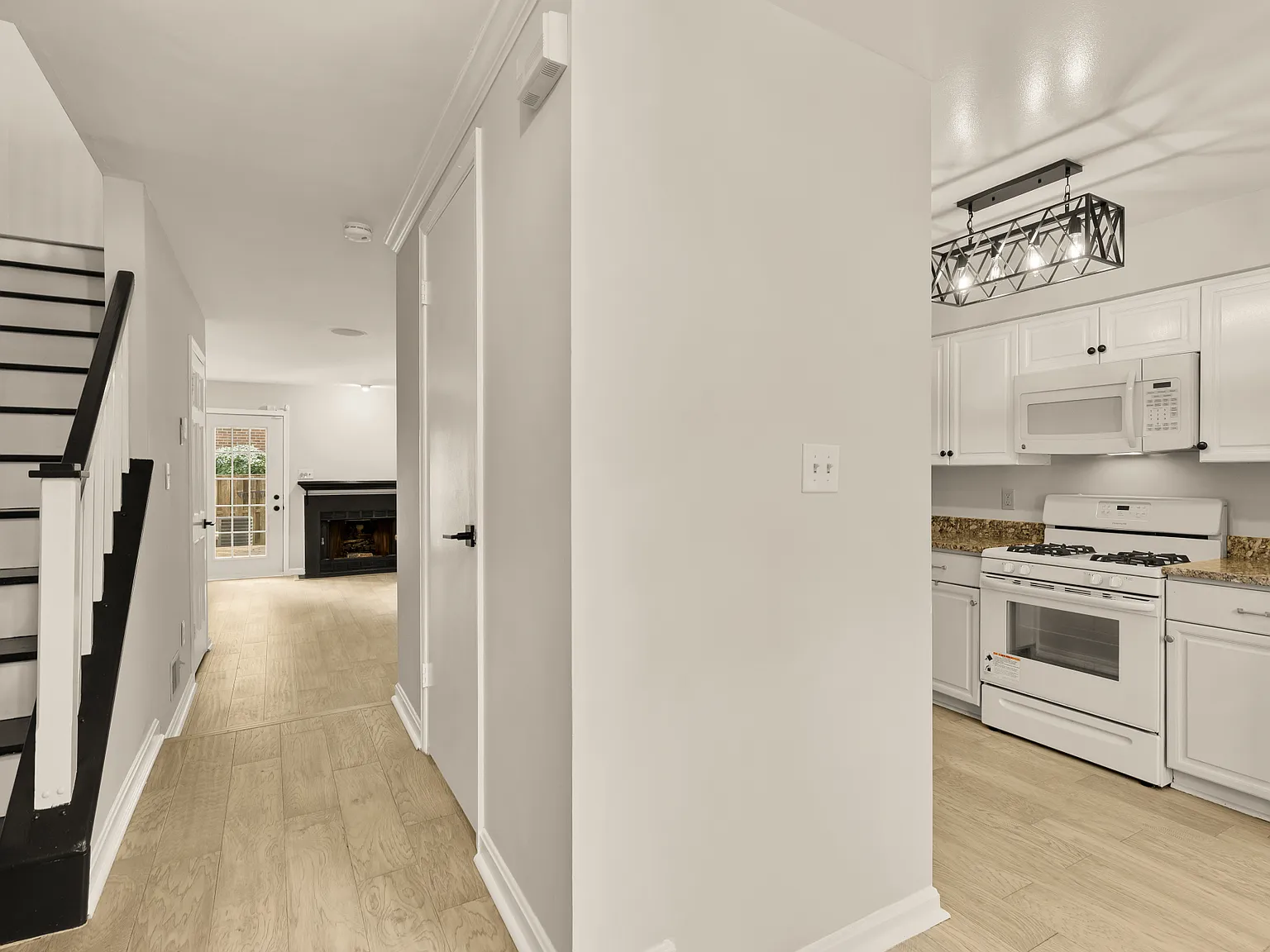 2 bed, 1472 sqft, $3,400 — Photo 2