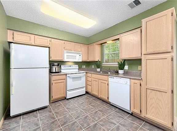 3rd image of 6153 NE Moonstone Ct