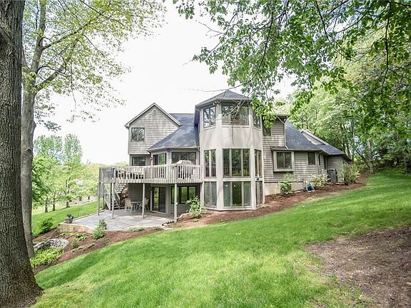 3rd image of 19 Pondview Dr