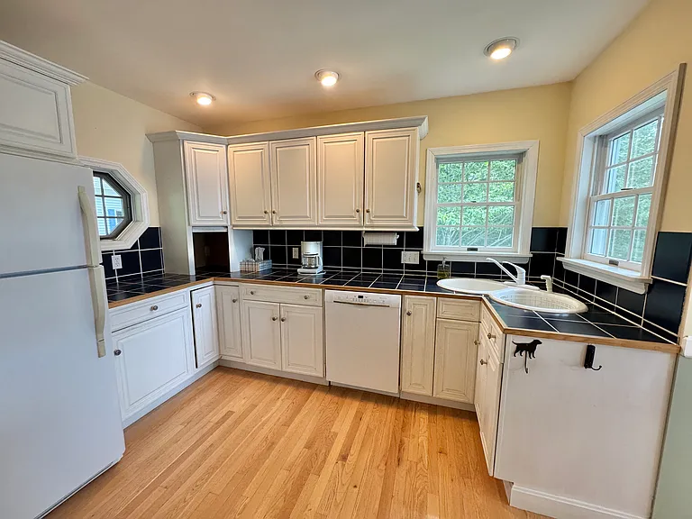 152 Pond Shore Way — Photo 3