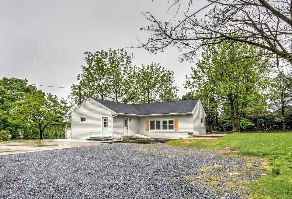 150 W Governor Rd