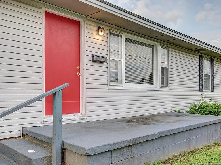 2536 W Easton St N — Photo 3