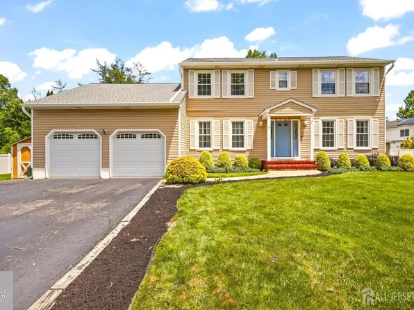 78 Henderson Rd, Kendall Park, NJ 08824