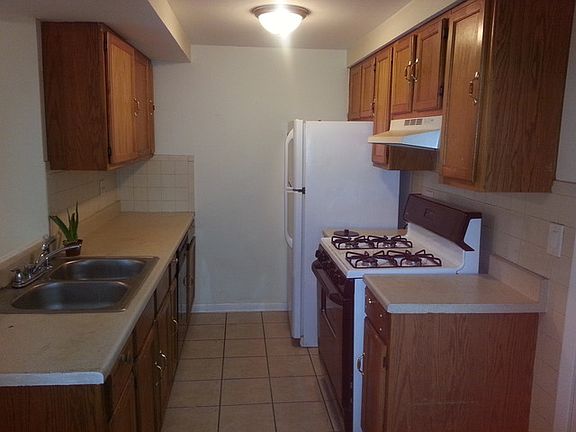 3rd image of 8824 Robin Dr APT B