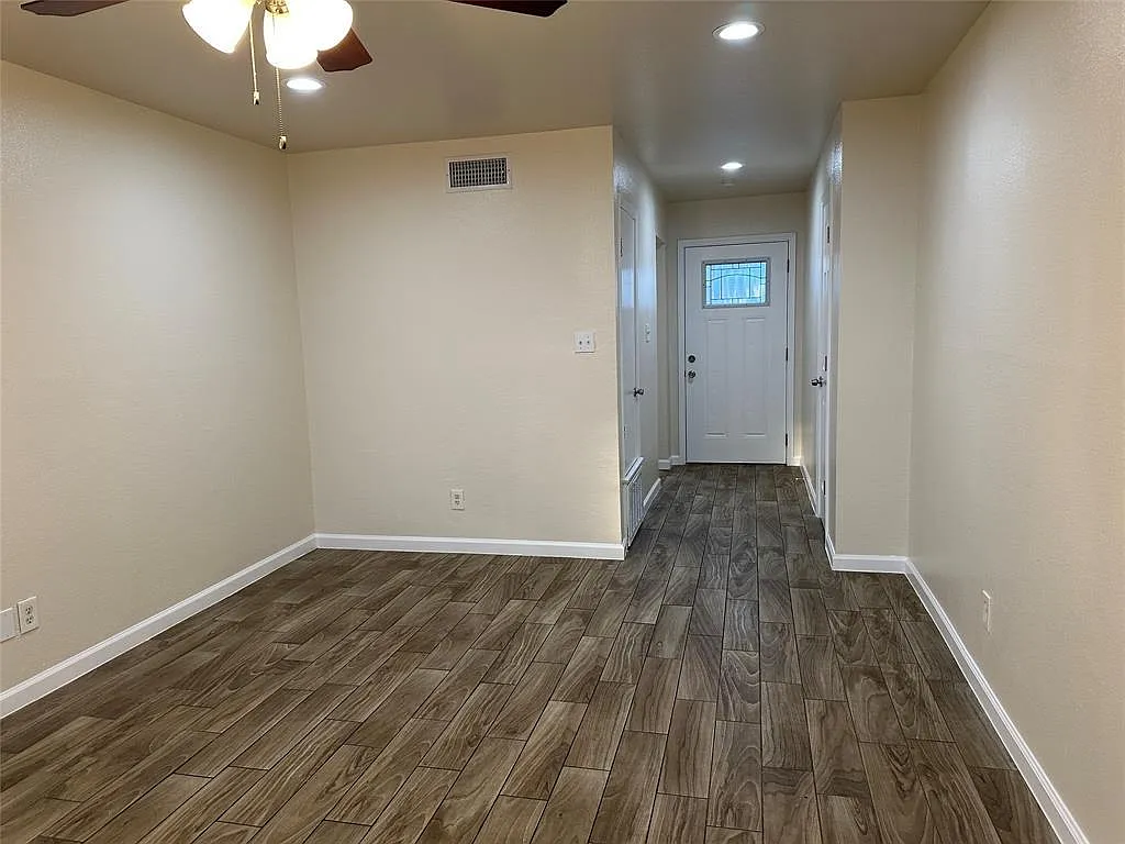 2 bed, 1.0 bath, 925 sqft, $1,400 — Photo 2