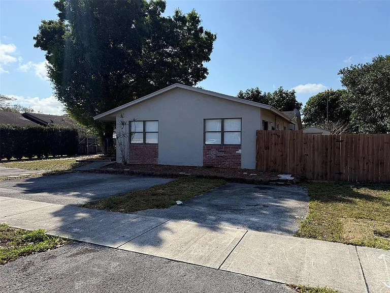 6140 SW 43rd St — Photo 4