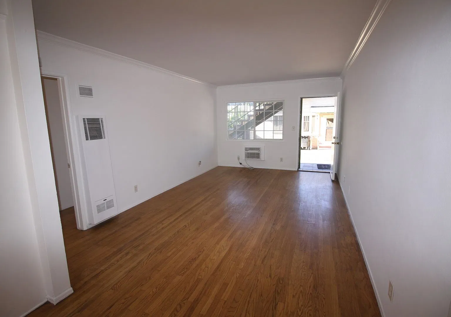 326 MacNeil St — Photo 2