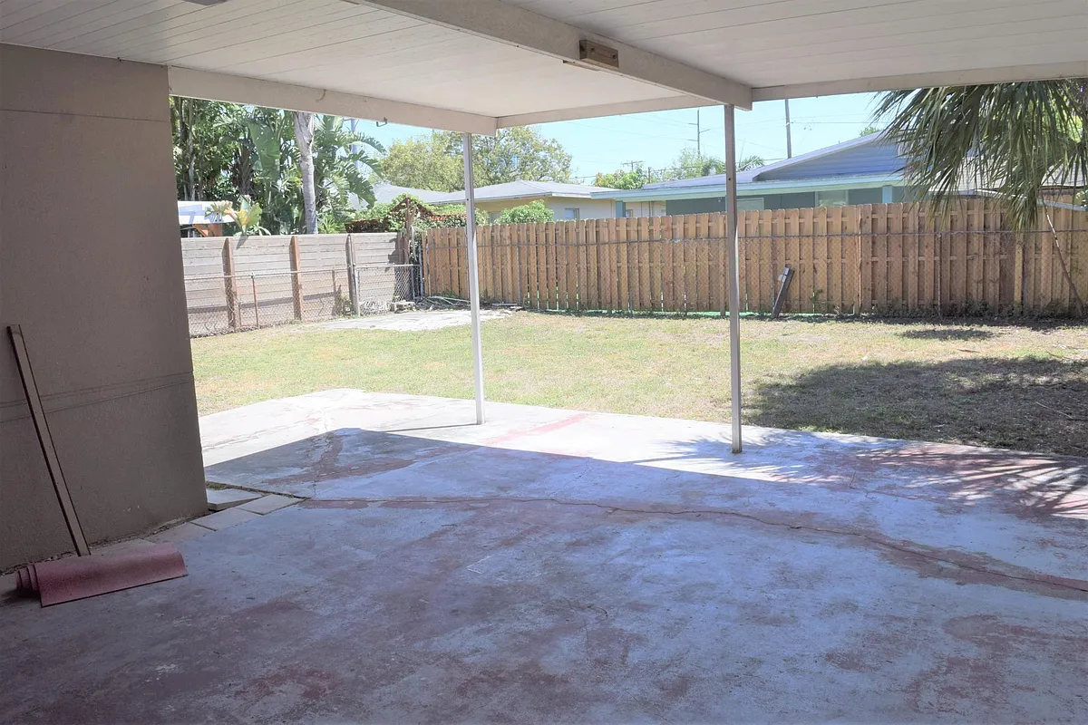 patio - 3906 W Carmen St