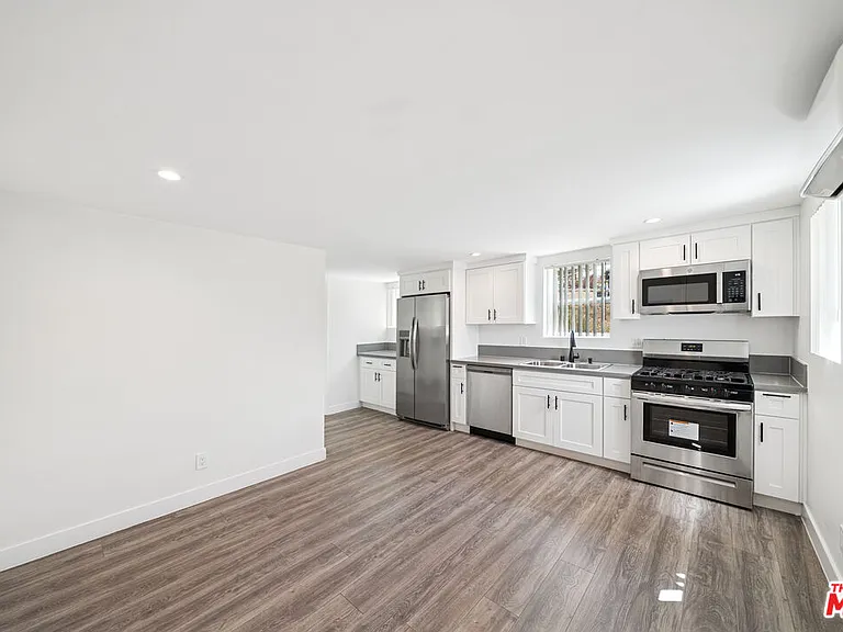 1267 Vin Scully Ave #1/2 — Photo 2