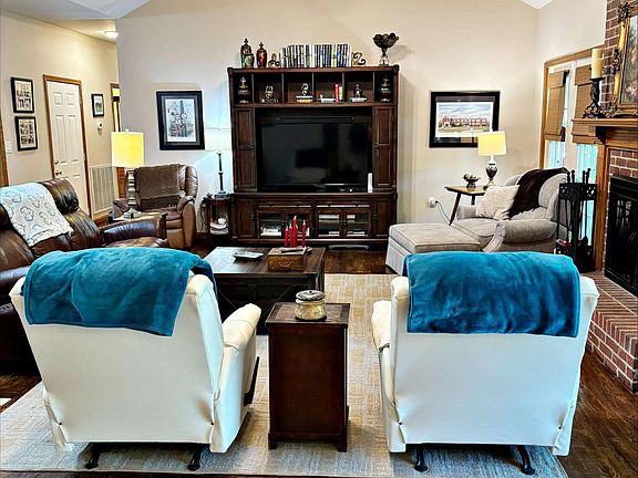 5th image of 2489 Edgemont Cir