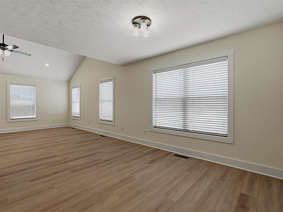 5th image of 900 Alberta Dr