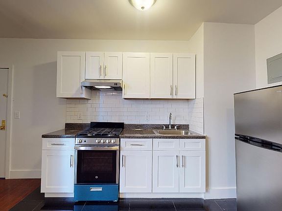 3rd image of 160 Vroom St APT 32