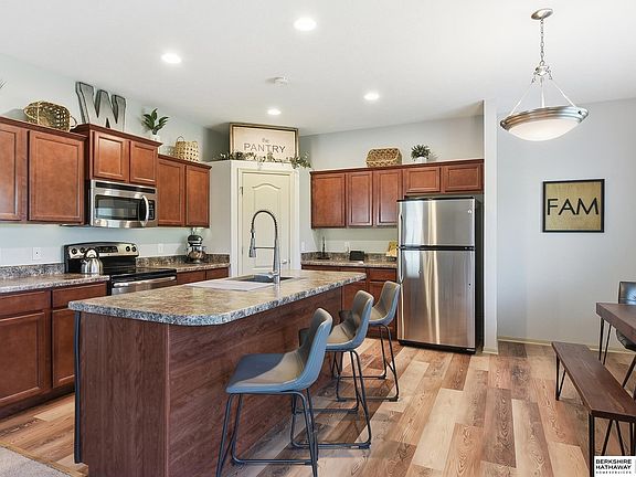 3rd image of 18914 Drexel Cir