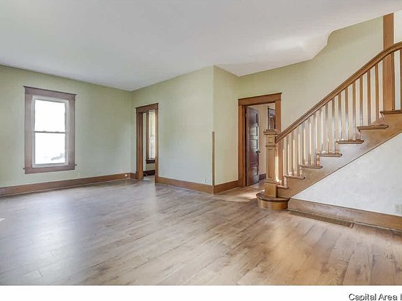 4th image of 208 W Conrey St