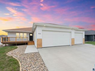 916 Trojan Ave, Hartford, SD 57033