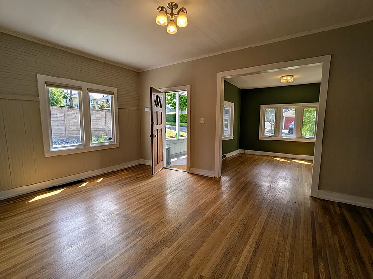 2913 N Alder St — Photo 3