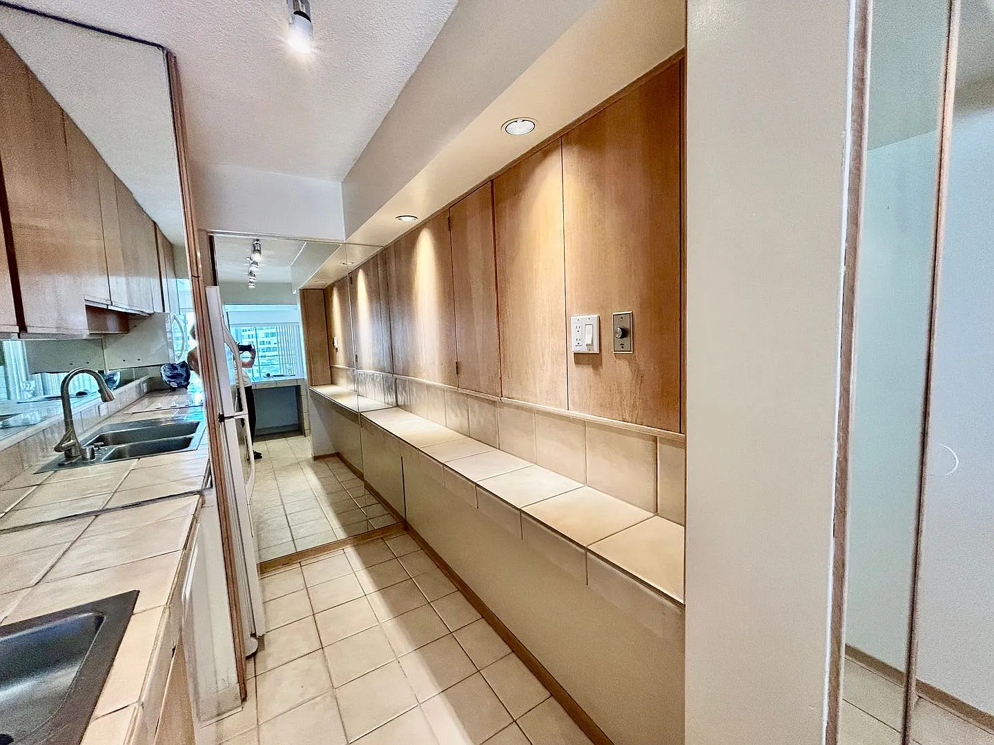 Marina Towers, 1,000 sq ft , cov'd parking, Heated Pool, Washer/dryer, 2 lanais, Tiled floors — Photo 4