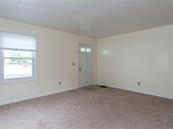 5th image of 30 Skyview Dr