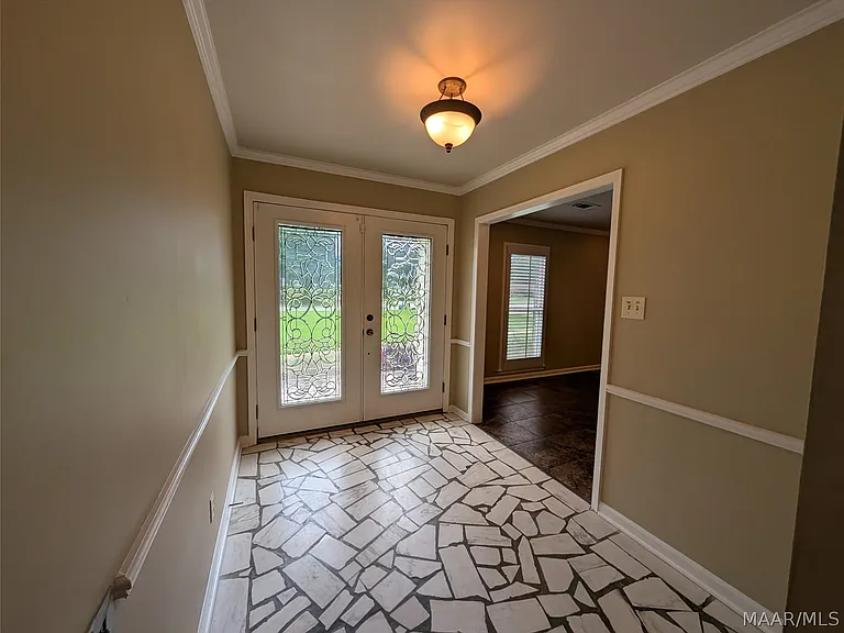 111 Arrowhead Dr — Photo 2