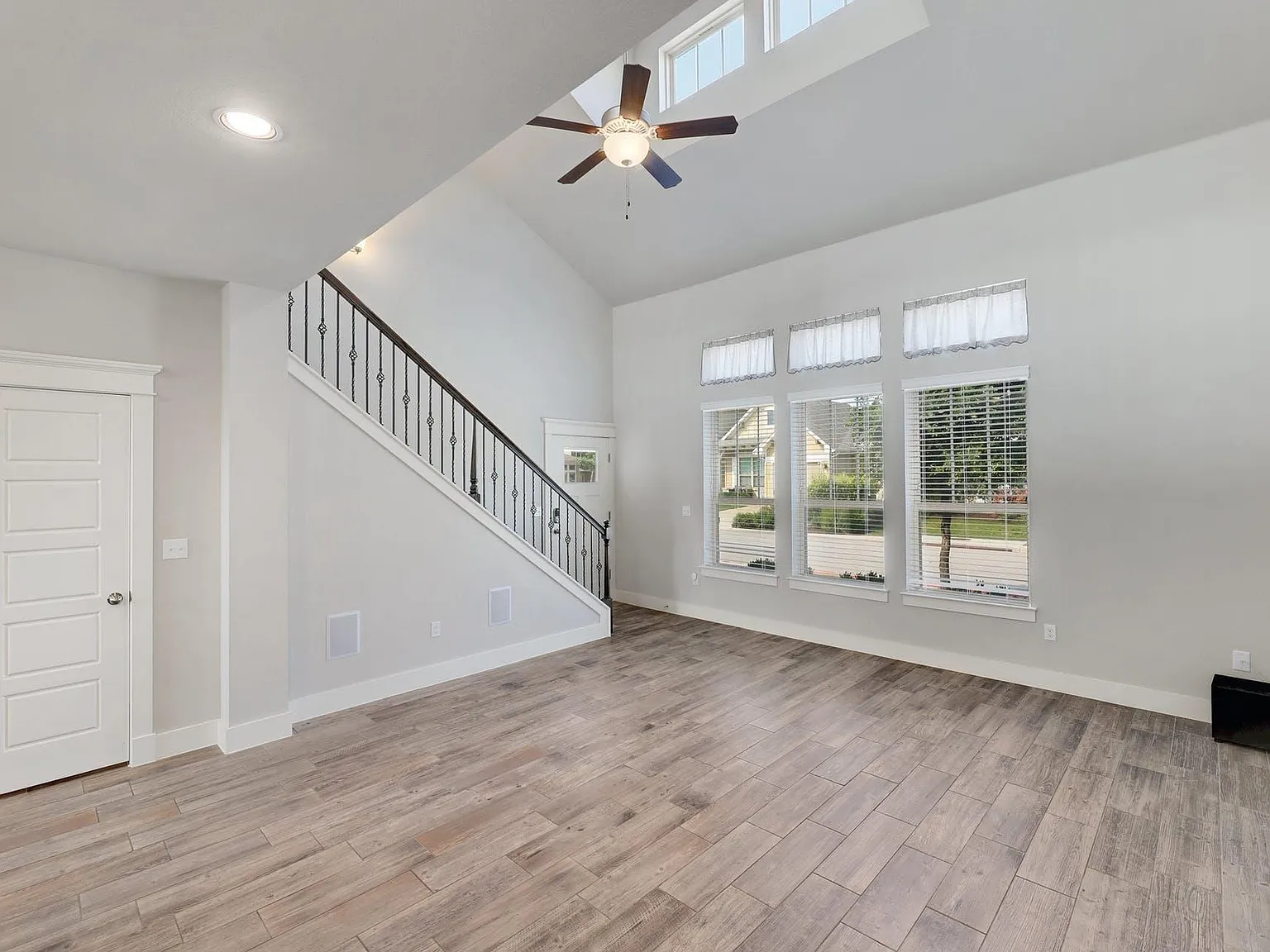 3 bed, 2.5 bath, 1720 sqft, $2,300 — Photo 4
