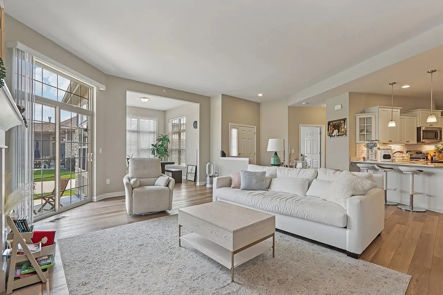 3 bed, 3058 sqft, $4,100 — Photo 3