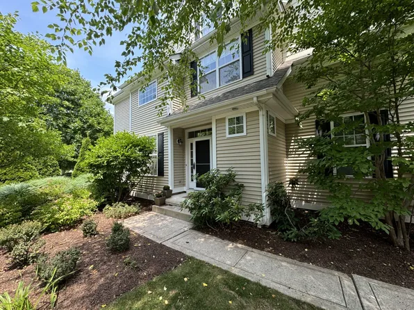 20 Park Place Circle #20, West Hartford, CT 06106