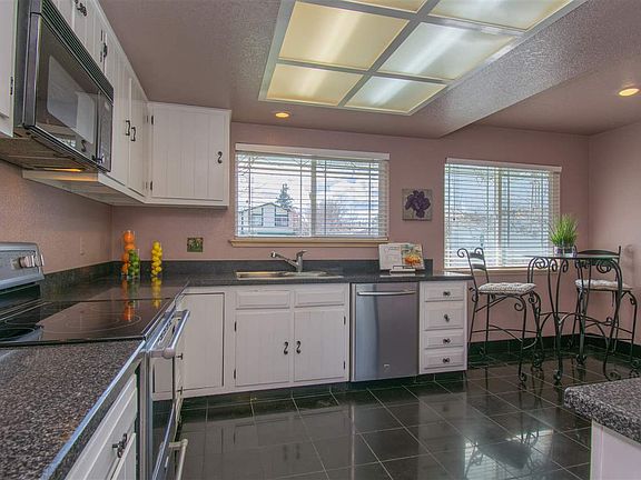 3rd image of 1172 Meadow Ct