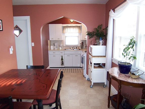 Updated Kitchen with Eat in Dining